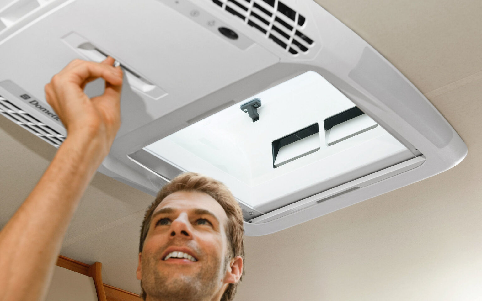 Dometic FreshLight 2200 Dachklimaanlage mit Dachfenster